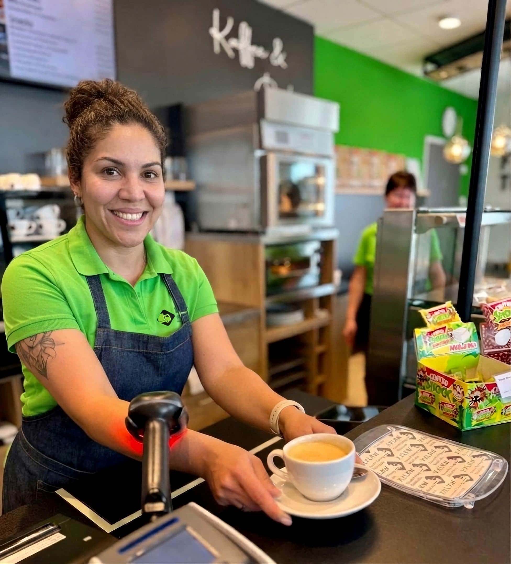 Lachende Barista in Parkplatz Shop an der A9 Leipzig / Berlin in Vockeorde.