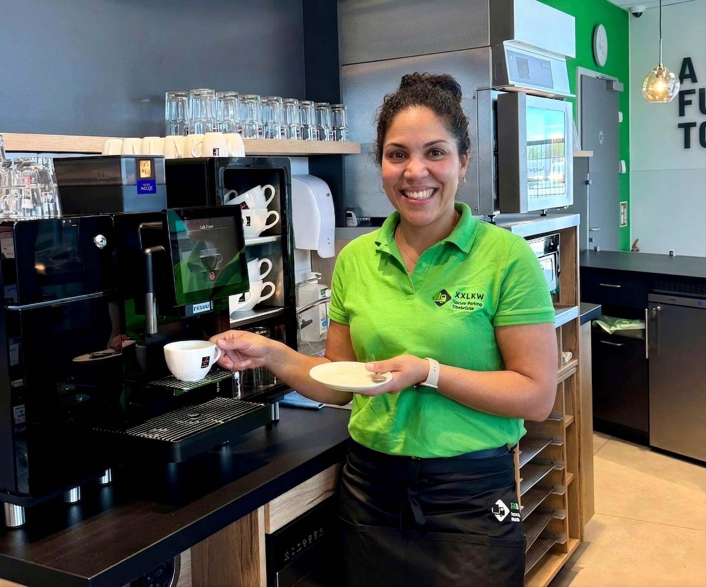 Lachende Barista in Parkplatz Shop an der A9 Leipzig / Berlin in Vockeorde.