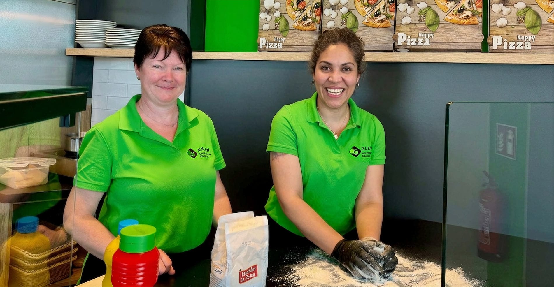 Lachendes Team beim Pizza backen in Parkplatz Shop an der A9 Leipzig / Berlin in Vockeorde.